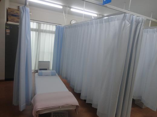 A�x�b�h�̃J�[�e���𔼕���߂Ă���ʐ^