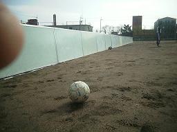 サイドフェンスと音の出るサッカーボールの写真