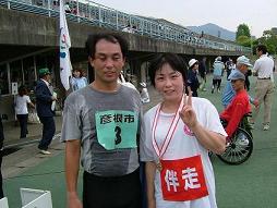 伴走者の（当時）西野さんに金メダルを掛けての写真